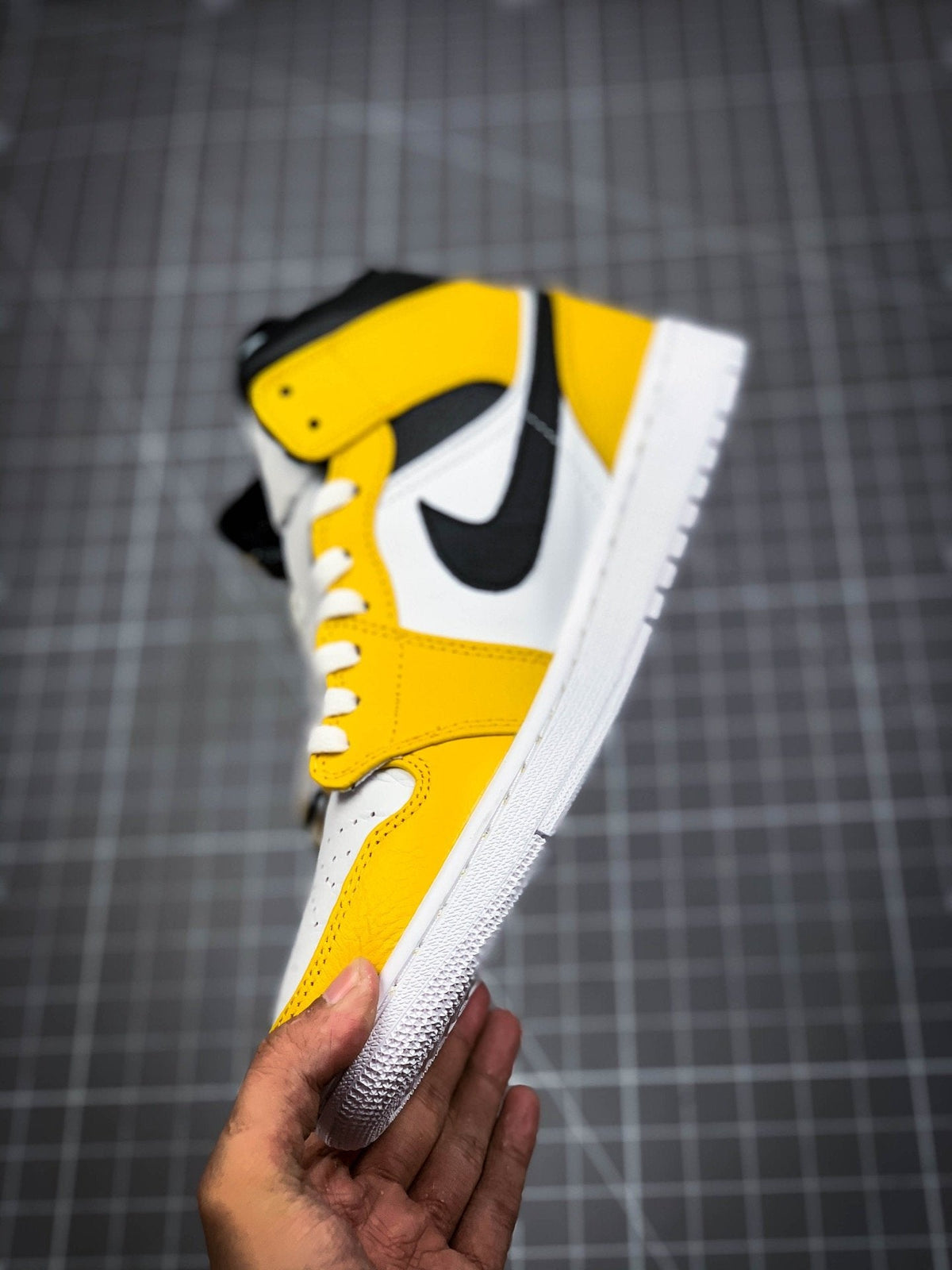 AIR JORDAN 1 MID