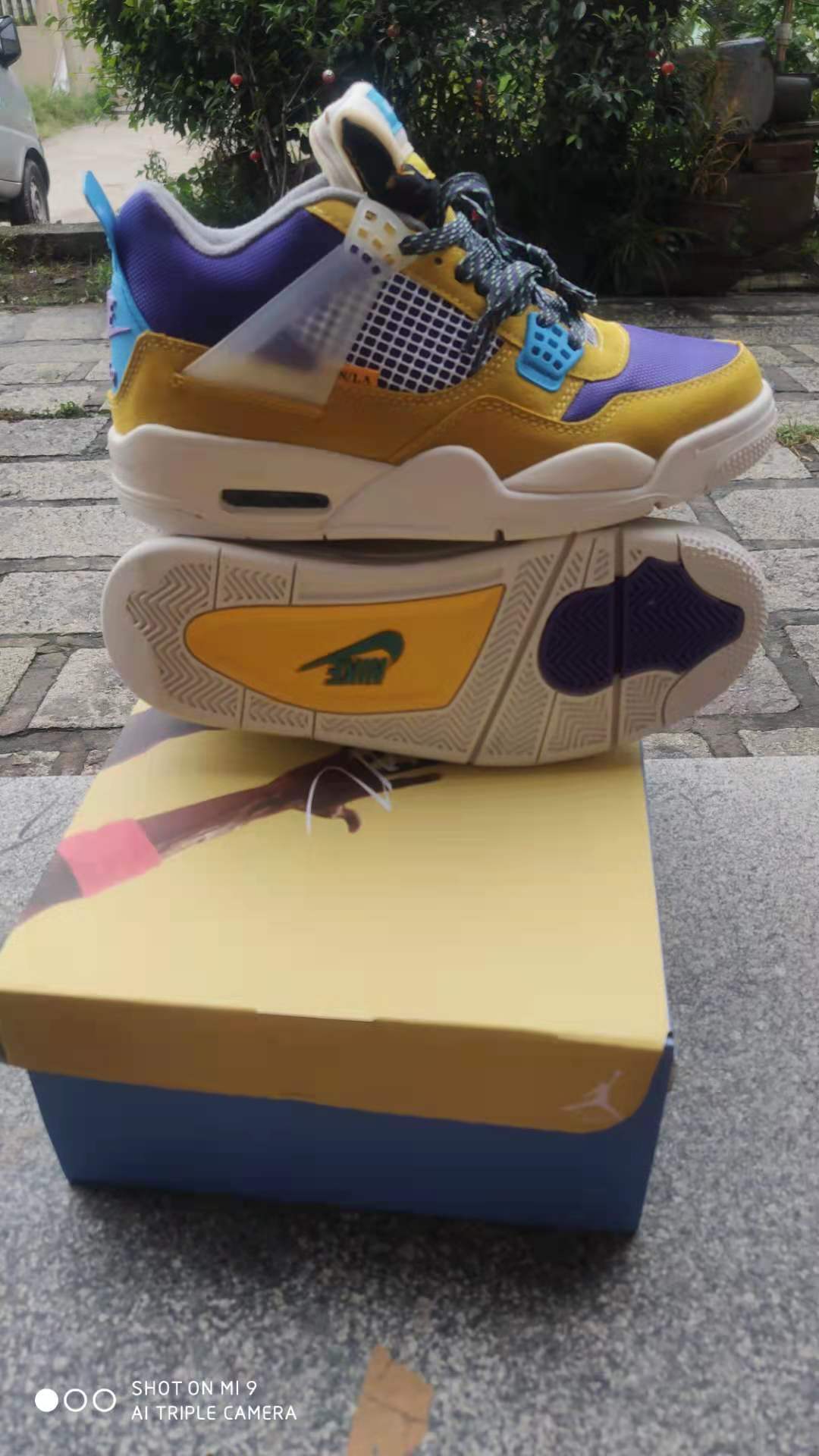 AIR JORDAN 4